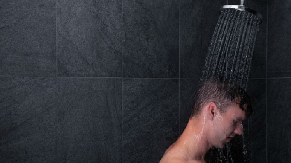 7 دلیلی که ثابت می کند دوش گرفتن با آب سرد برای بدن شما مفید است